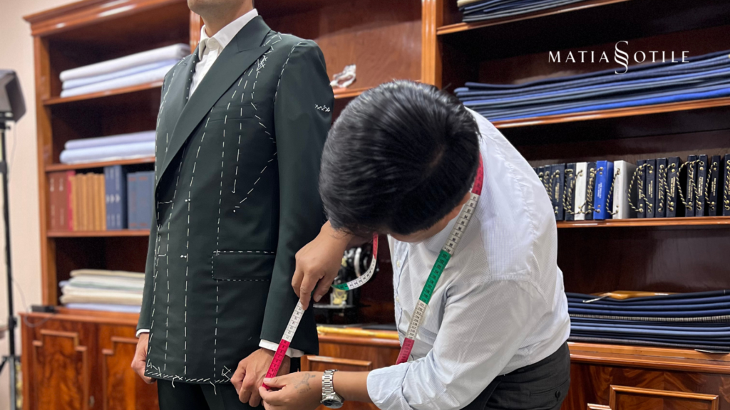 El sastre Matías Sotile realizando una prueba de calce bespoke sobre un saco hilvanado a mano en su taller de Recoleta, Buenos Aires.