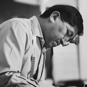 Sastre Matías Sotile trabajando de perfil en su taller de alta costura bespoke en Buenos Aires.